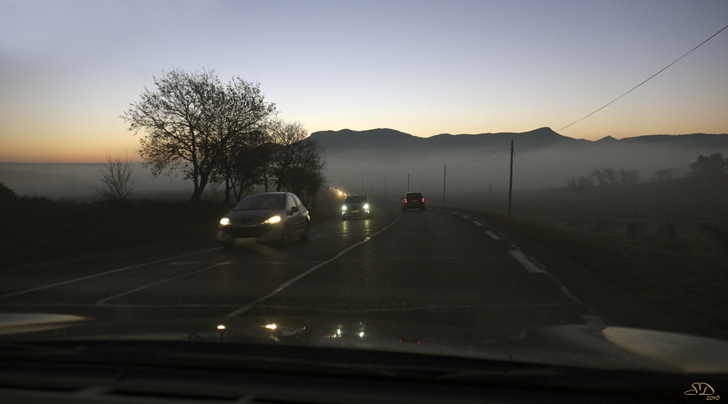 Crépuscule d'hiver sur la route .