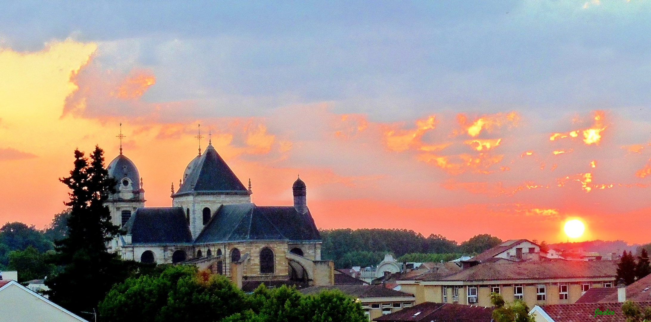 Crépuscule sur la cathédrale de Dax