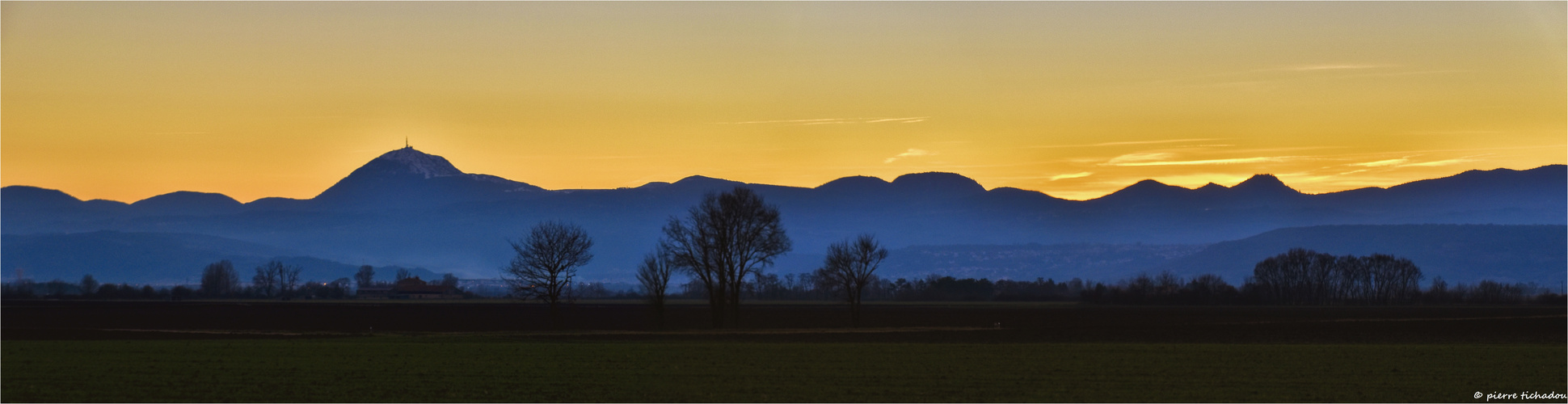 crépuscule sur la chaîne des Puys