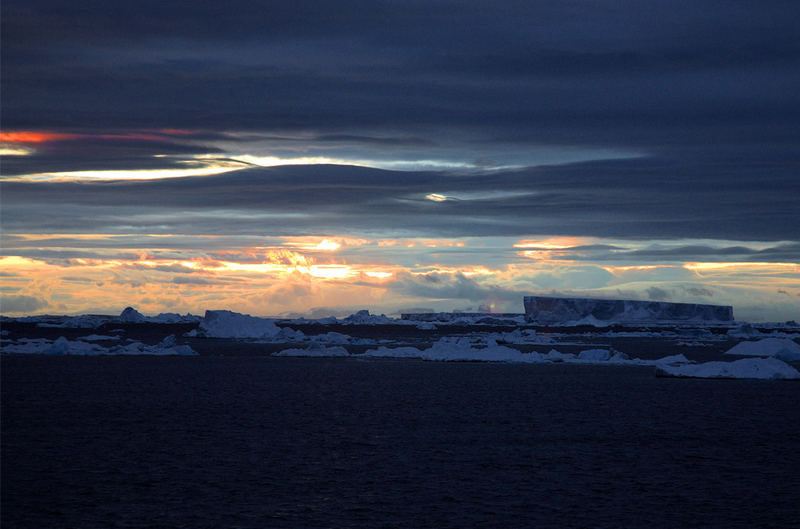 Crépuscule sur la mer de Weddell, pris depuis Le Diamant.