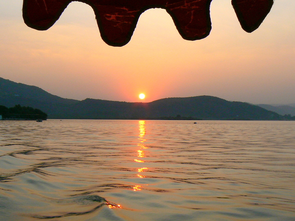 Crépuscule sur le lac .