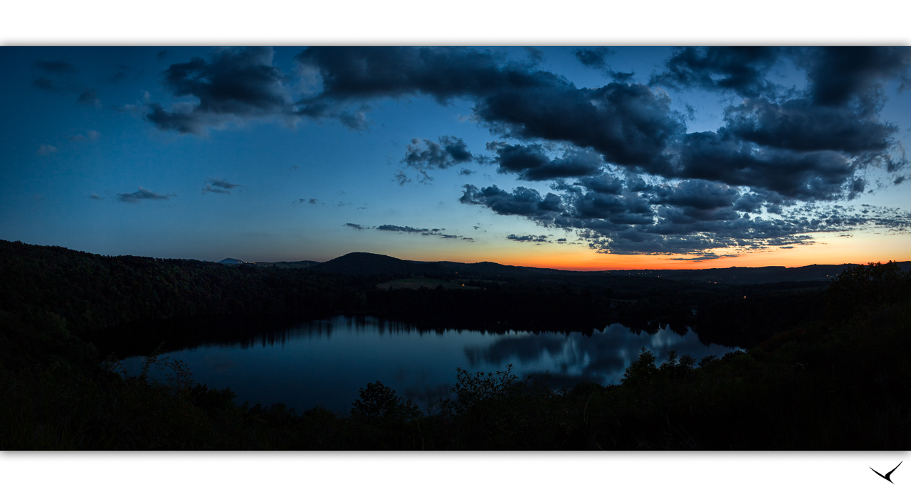 Crépuscule sur le lac