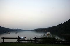 crépuscule sur le lac de Paladru (38) ....