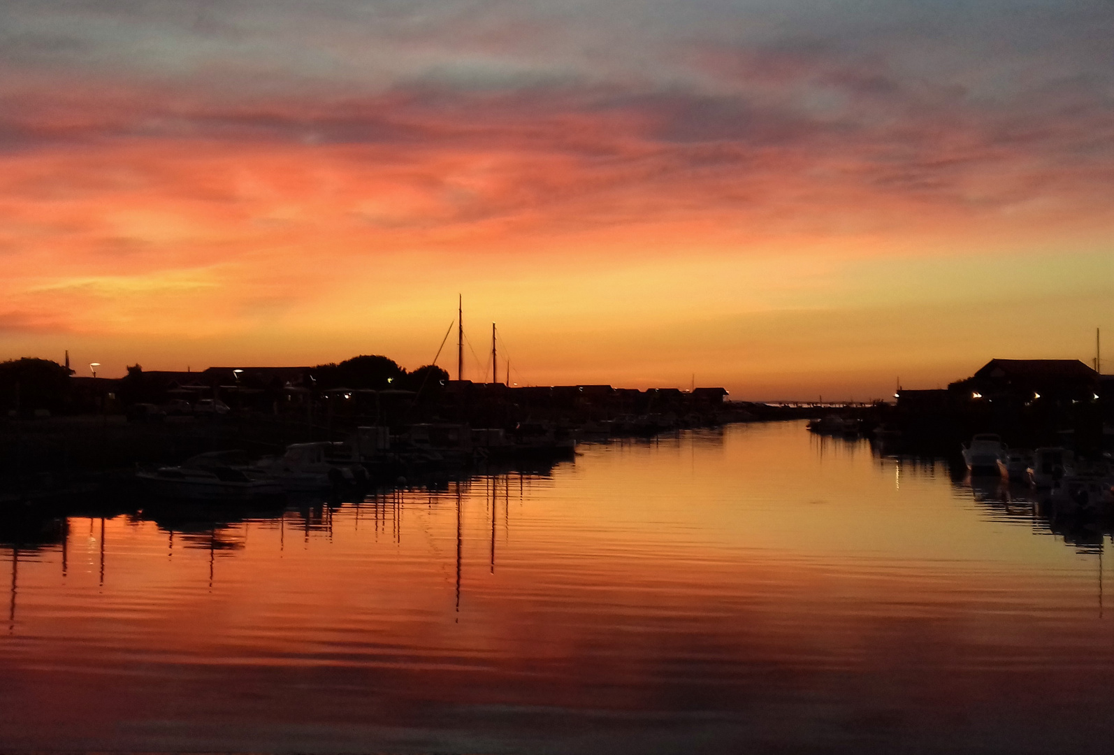 Crépuscule sur le port ostréicole de larros ( bassin d'Arcachon)