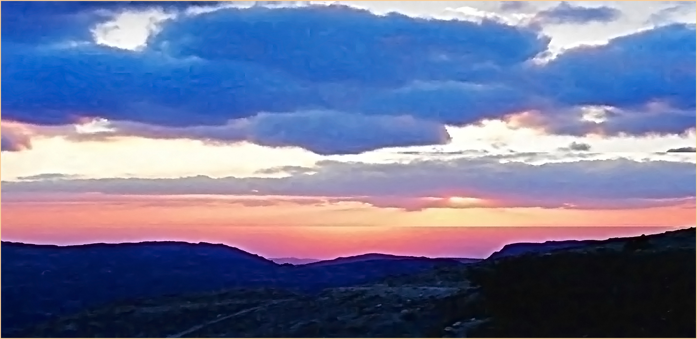 Crépuscule sur les montagnes de Petra