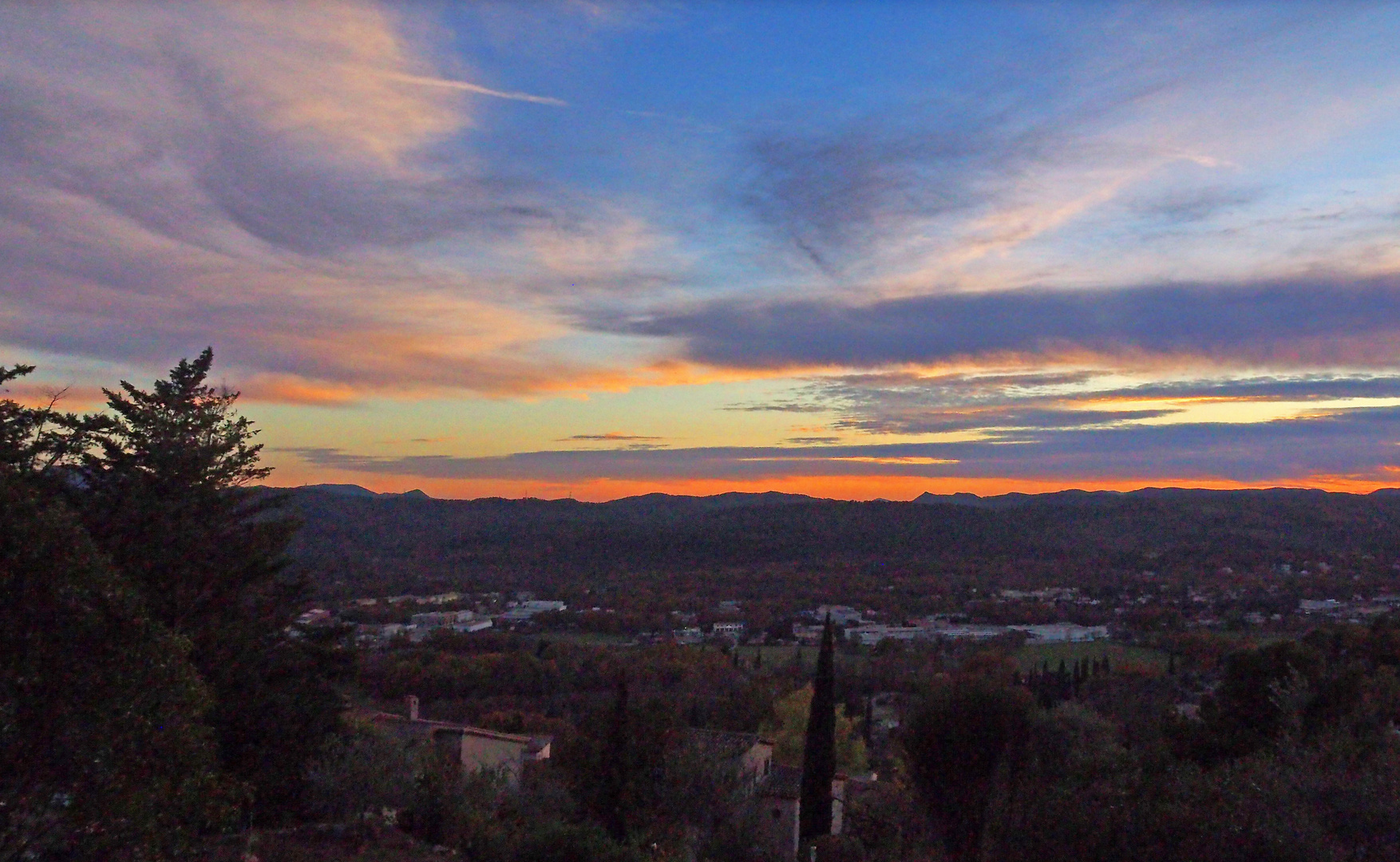 Crépuscule sur Montauroux (Var)