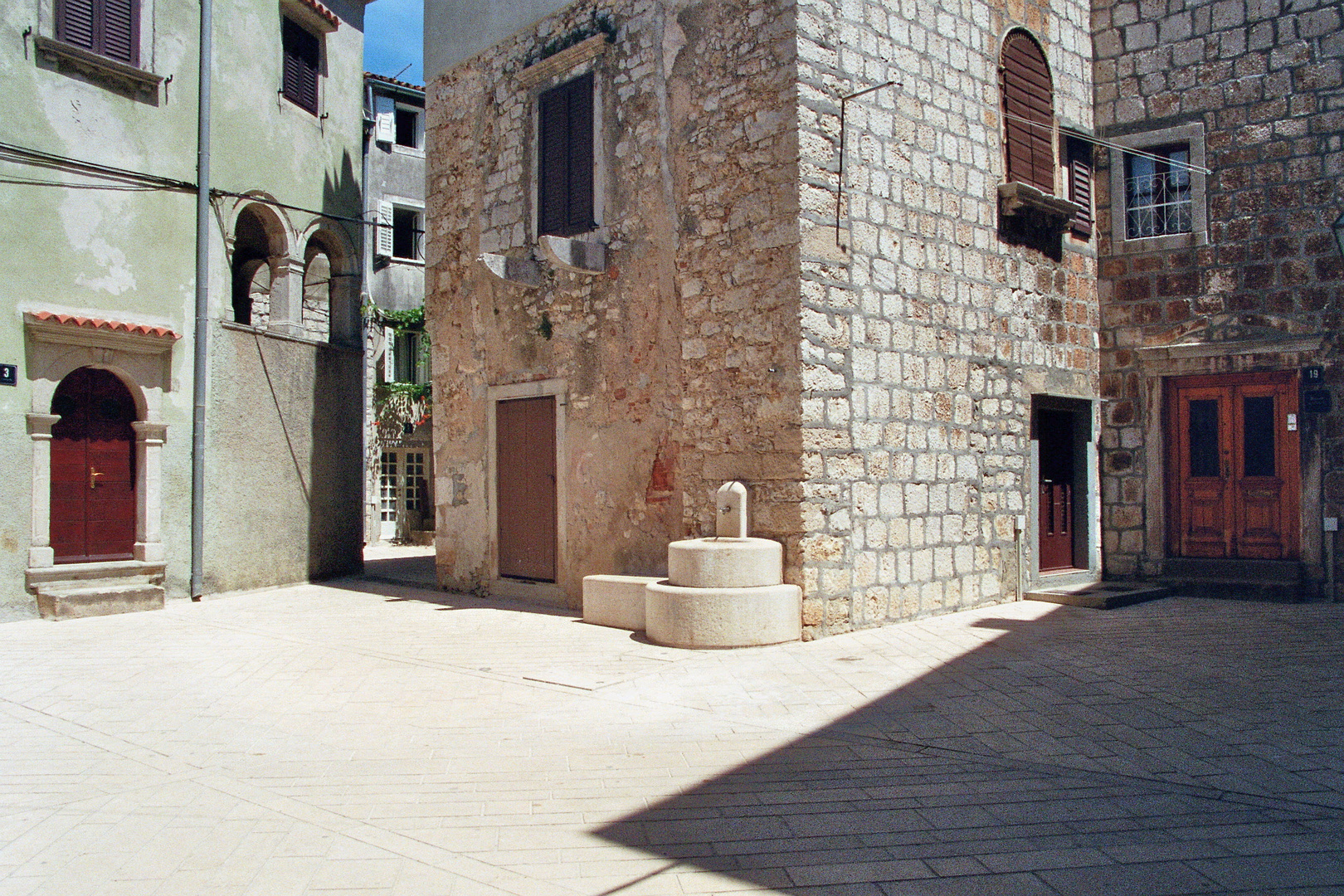 Cres Stadt - kleiner Platz in der Mittagszeit