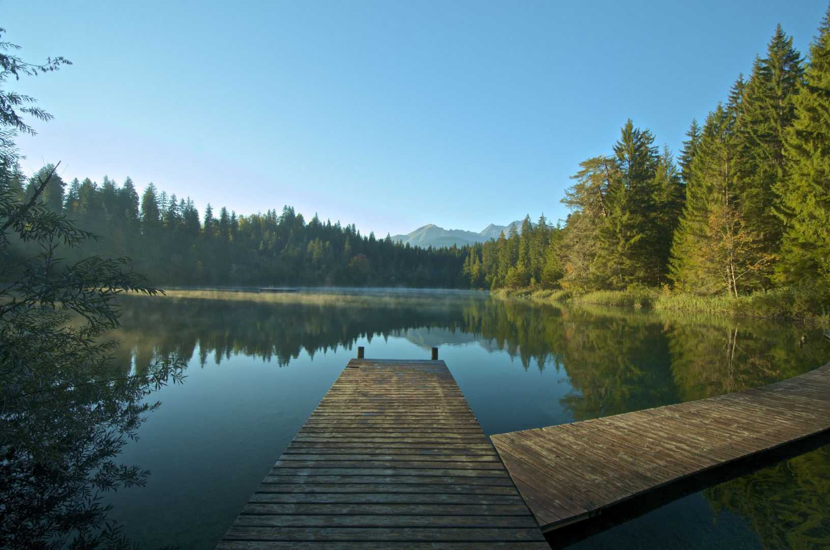 Crestasee Morgens mit den ersten Sonnenstrahlen