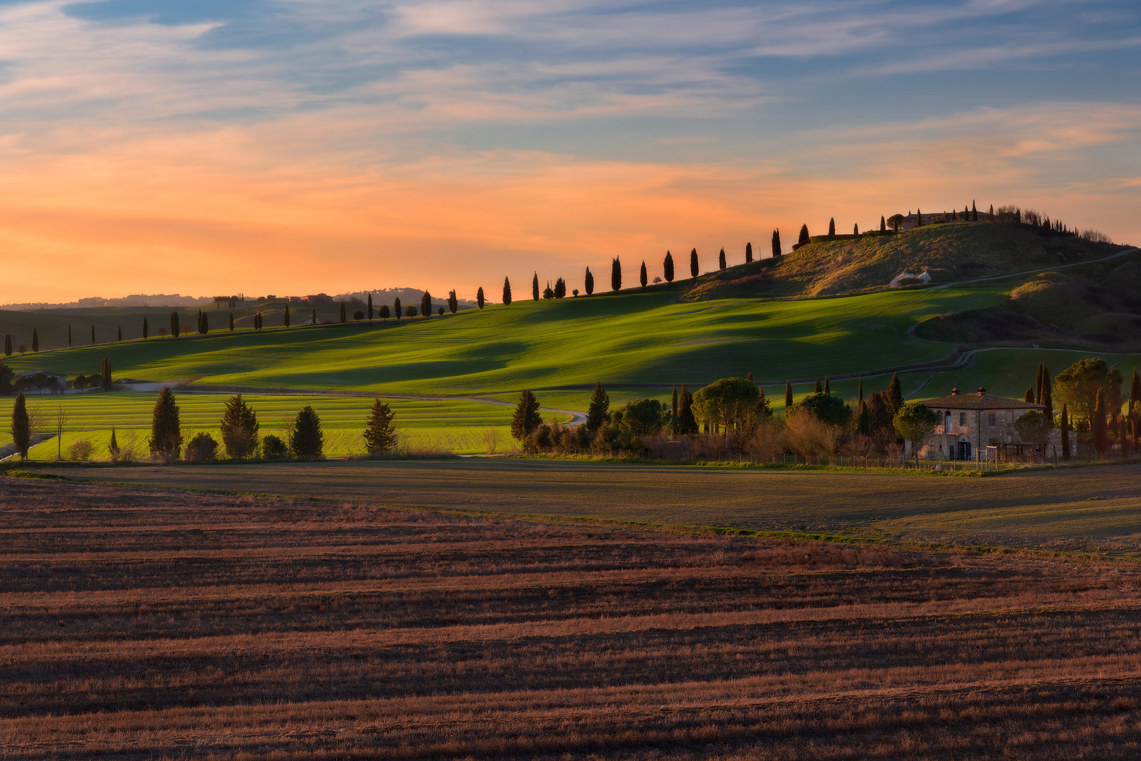 Crete senesi casolari al tramonto