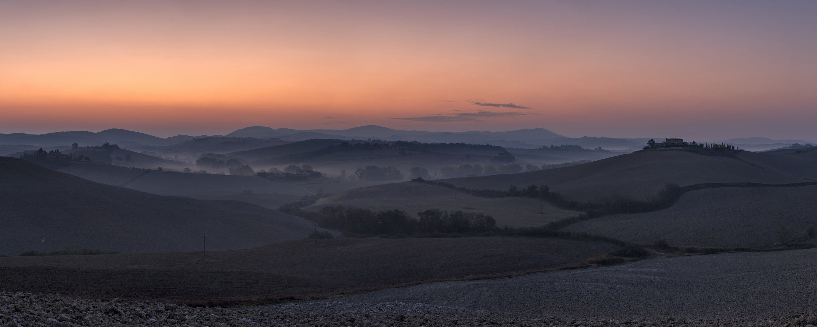 *Crete Senesi zwischen blauer Stunde und Sonnenaufgang*