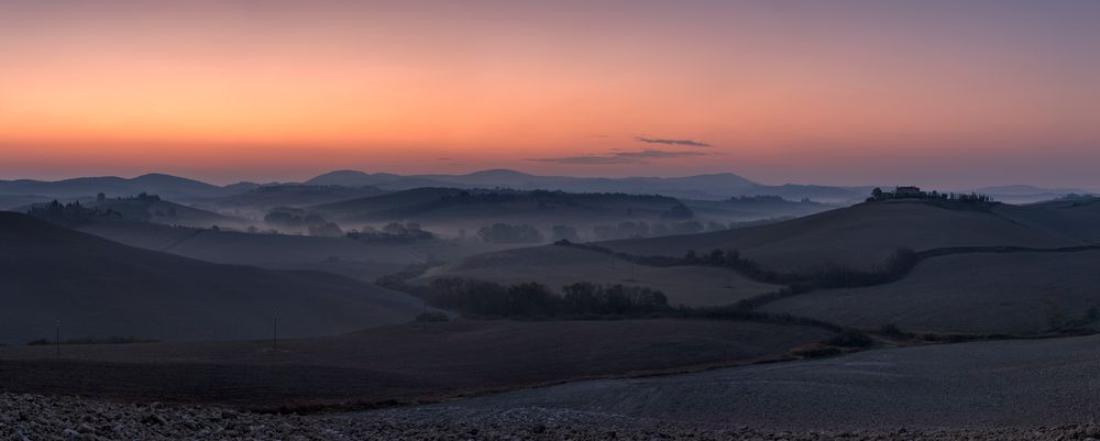 *Crete Senesi zwischen blauer Stunde und Sonnenaufgang*