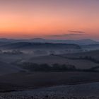 *Crete Senesi zwischen blauer Stunde und Sonnenaufgang*