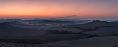 *Crete Senesi zwischen blauer Stunde und Sonnenaufgang*