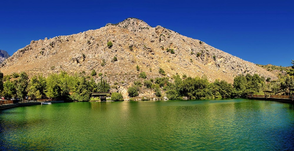 Crete: The Votomos Lake in the Zaros Canyon/ Der See von Votomos in der Zaros Schlucht