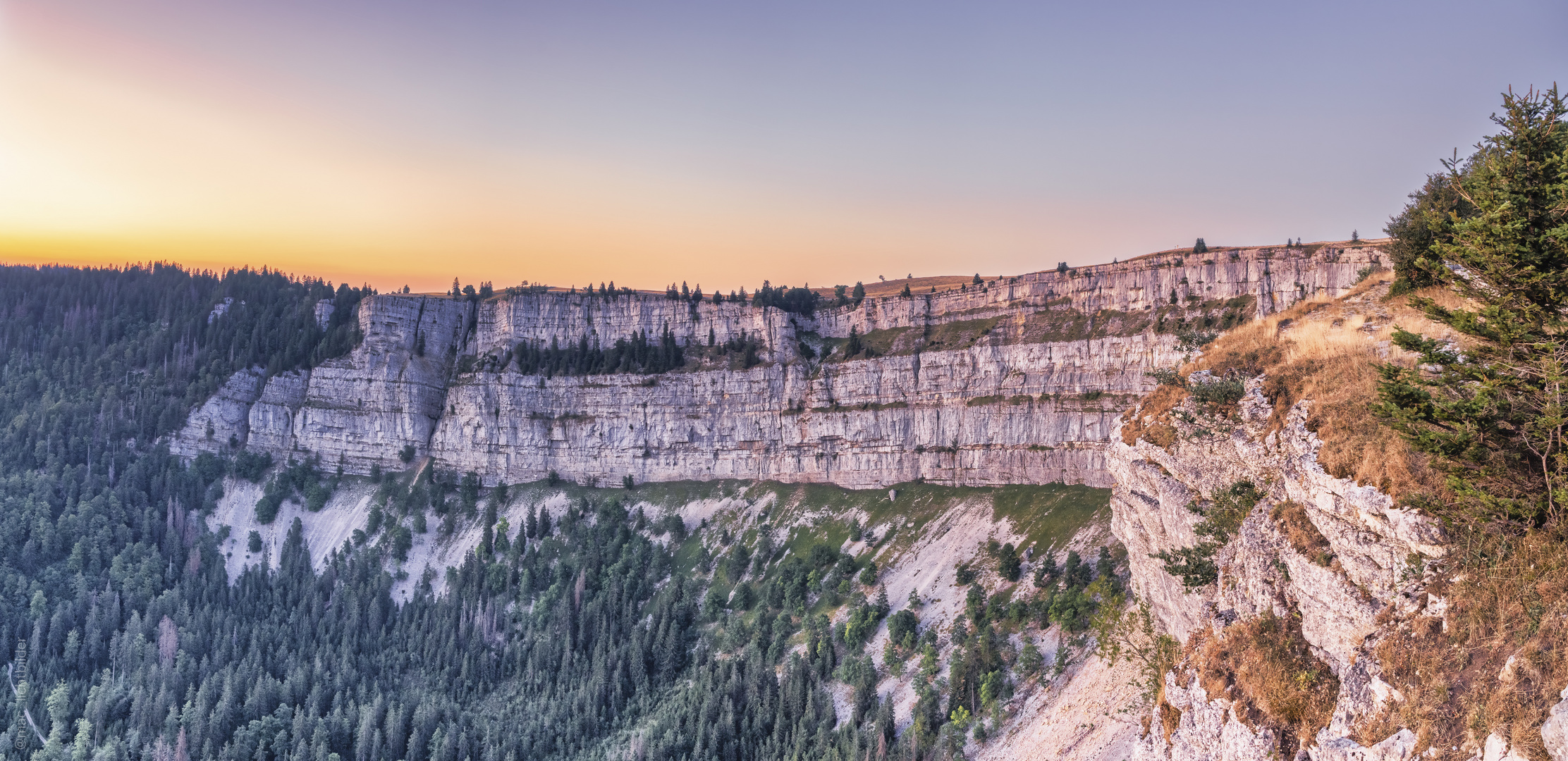 Creux du Van im Licht des Sonnenaufgangs