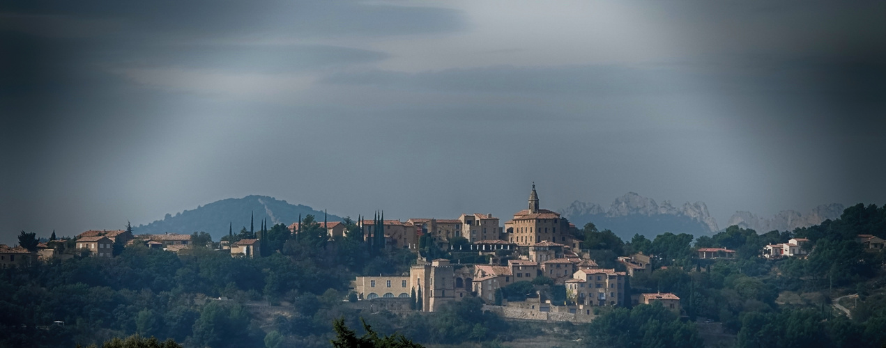 Crillon-le-Brave in front of the Dentelles de Montmirail