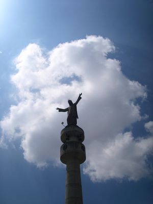 cristo esperando al cielo con los brazos abiertos