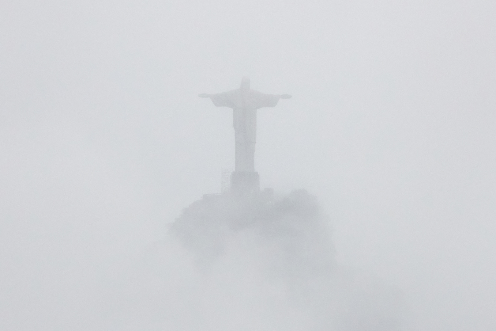 Cristo Redentor im Nebel