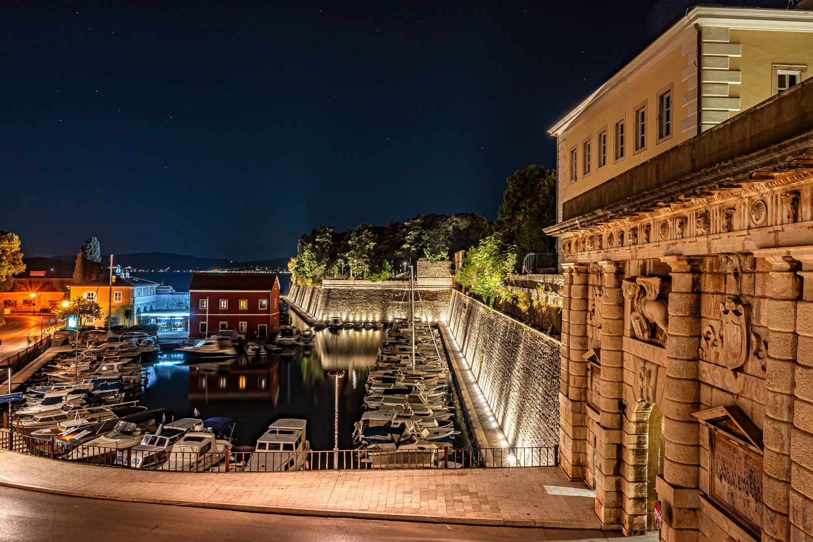 CROATIA : SMALL HARBOUR FASO WITH CITY WALL