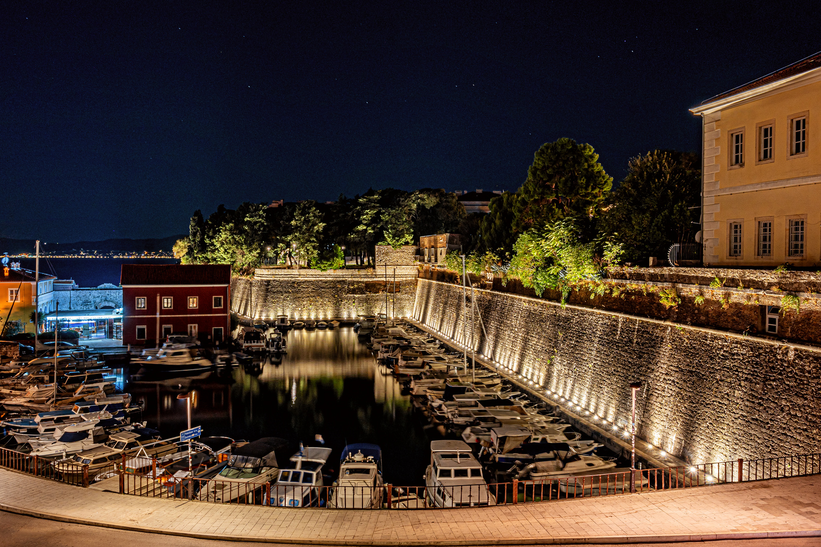 CROATIA : ZADAR - SMALL HARBOUR FOSA WITH CITY WALL