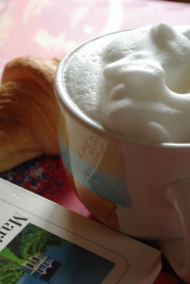 Croissant, Milchkaffee und Krimi.