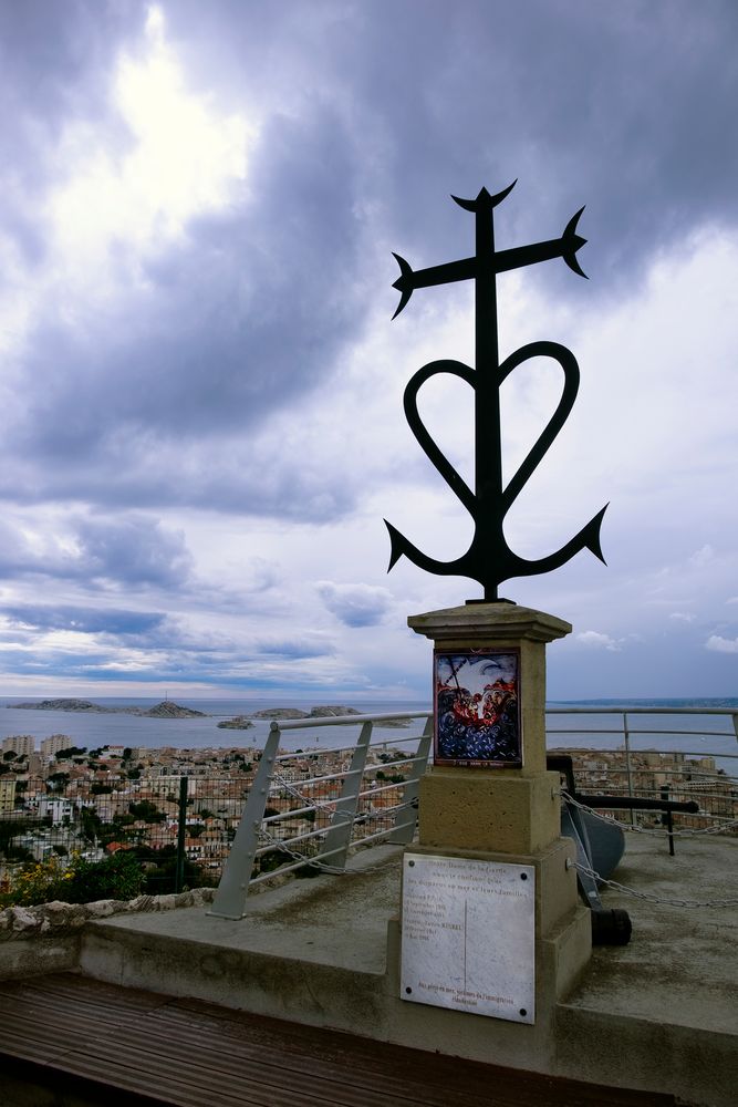 Croix camarguaise à N D de la Garde.