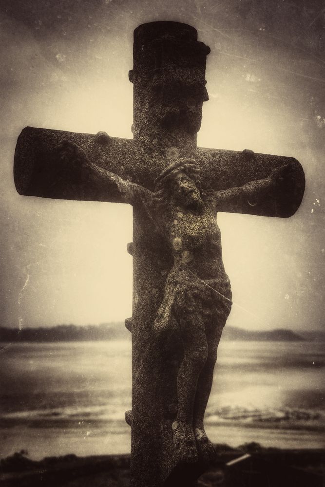 Croix grave au bord de la mer