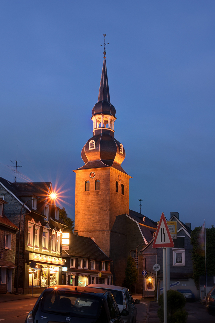 Cronenberger Kirche zur blauen Stunde