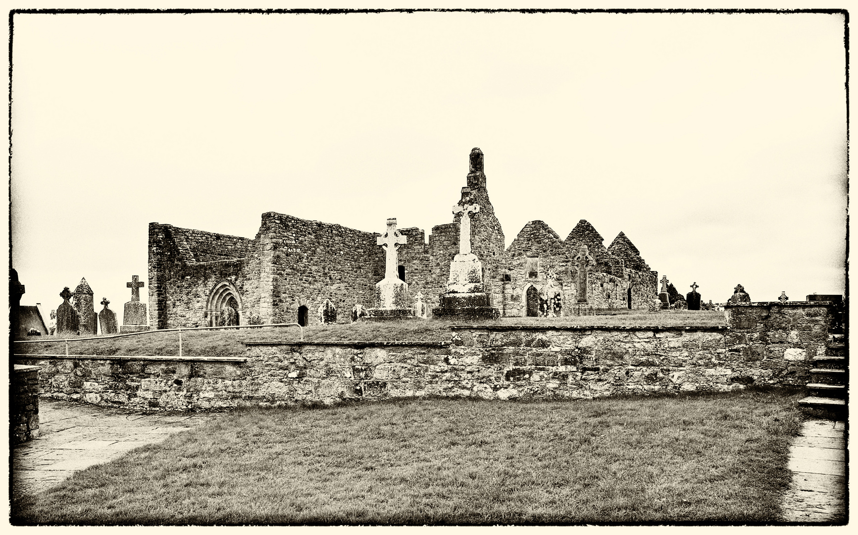 Cross of the Scriptures, Kathedrale und Temple Doolin