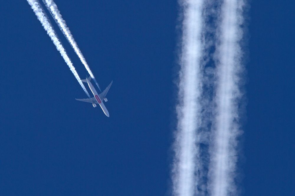 Crossing of the Contrails