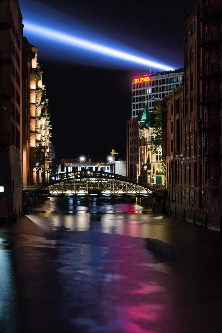 Crossing the Elbe über der Speicherstadt