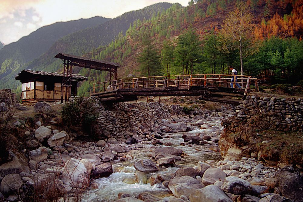 Crossing the Paro Chu river to the Jomolhari base camp