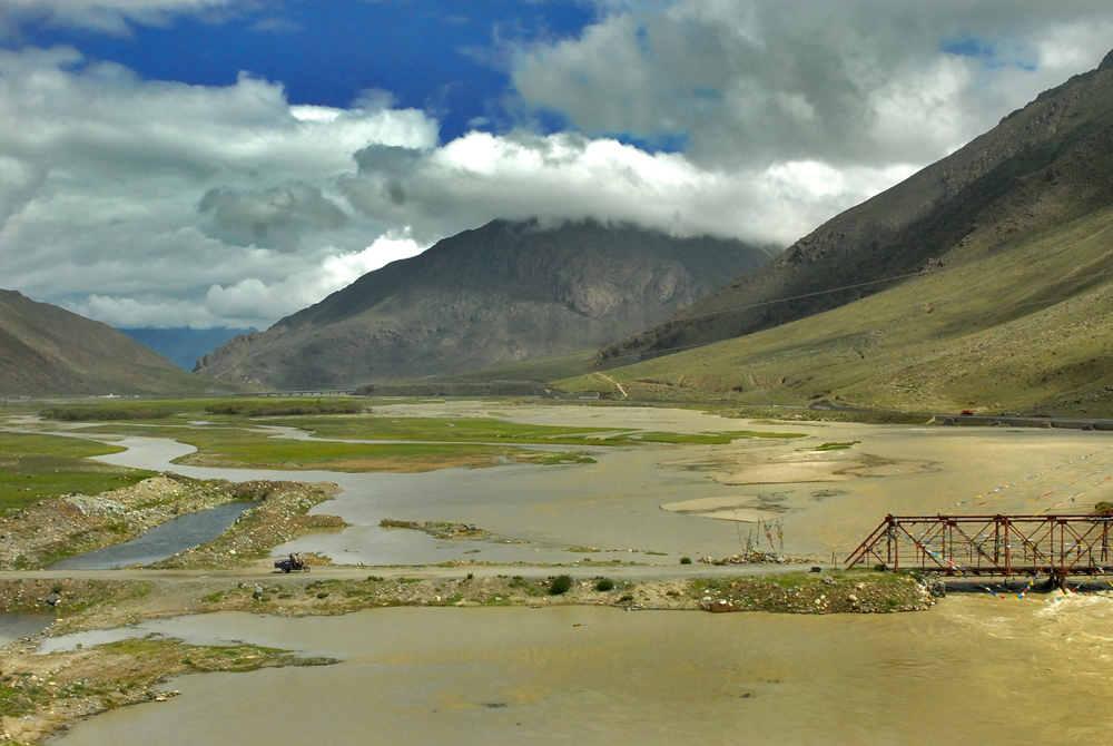 Crossing the Yarlung Tsangpo river