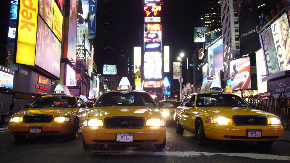 Crossing Times Square - (c) www.MittelstenScheid-Consulting.com