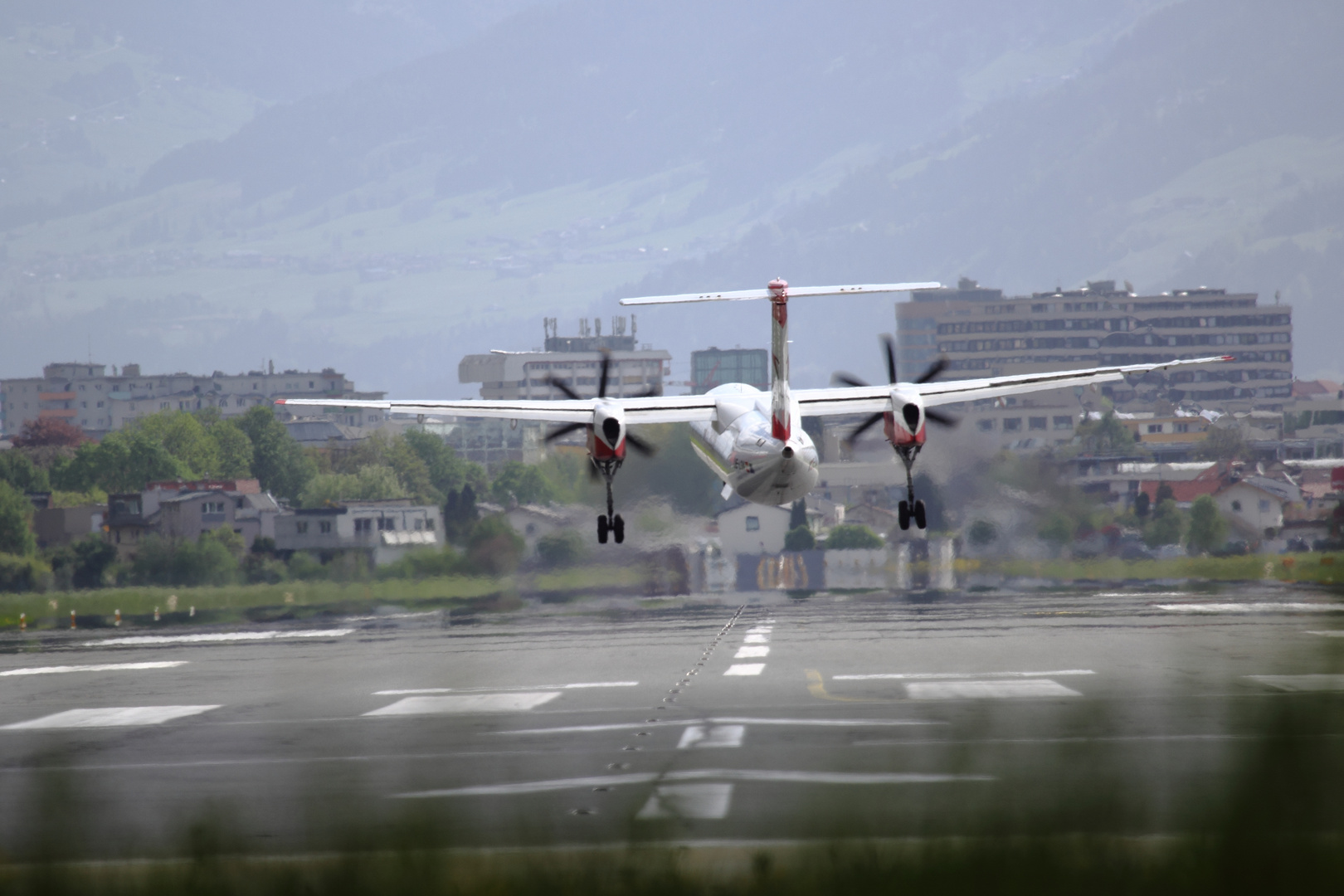 Crosswind -Landing attempt canceled - Airport Innsbruck - INN Lowi 26 4 2019