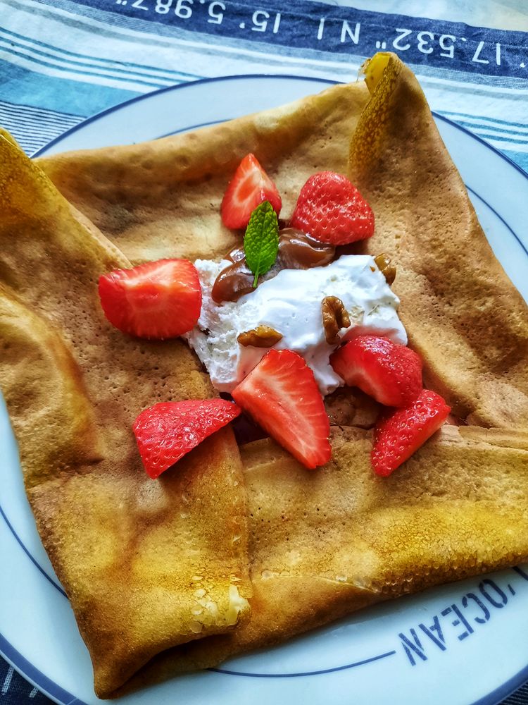 Crêpes aux fraises, glace aux noix et caramel