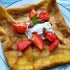 Crêpes aux fraises, glace aux noix et caramel