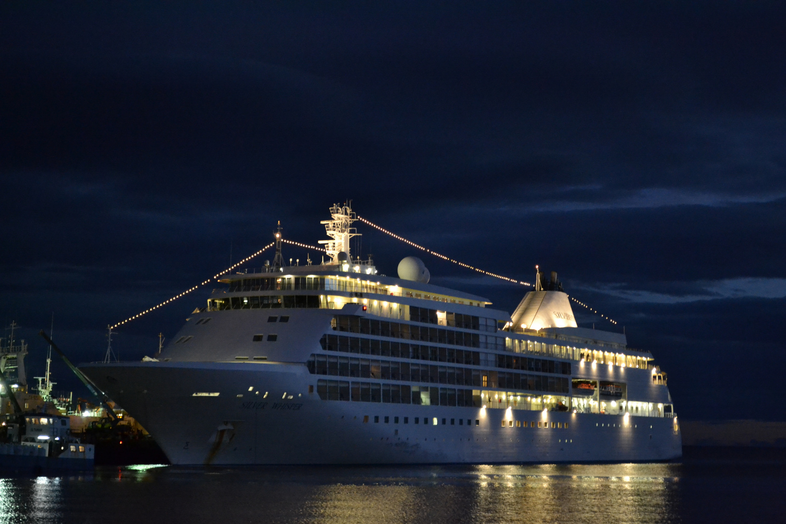 Crucero Silver Whisper atracado en muelle Arturo Prat Punta Arenas - Chile