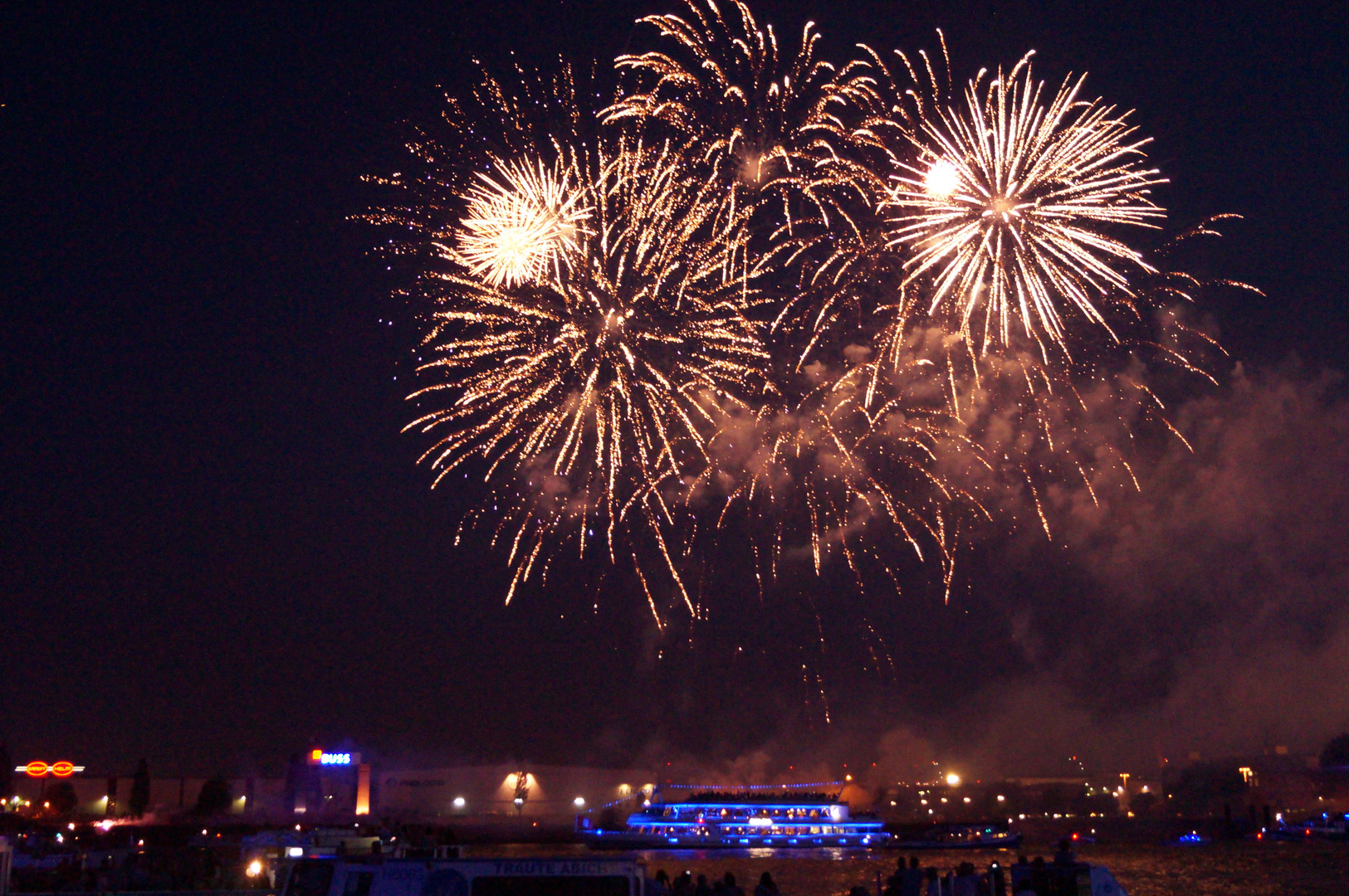 Cruis Days feuerwerk Schiff