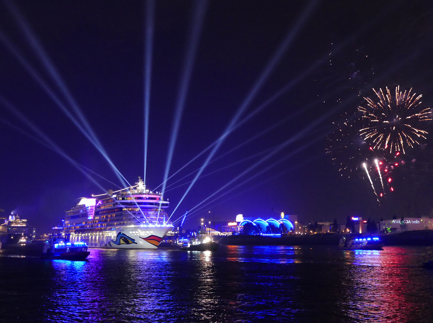 Cruise Days 2015 - AIDABella mit Feuerwerk