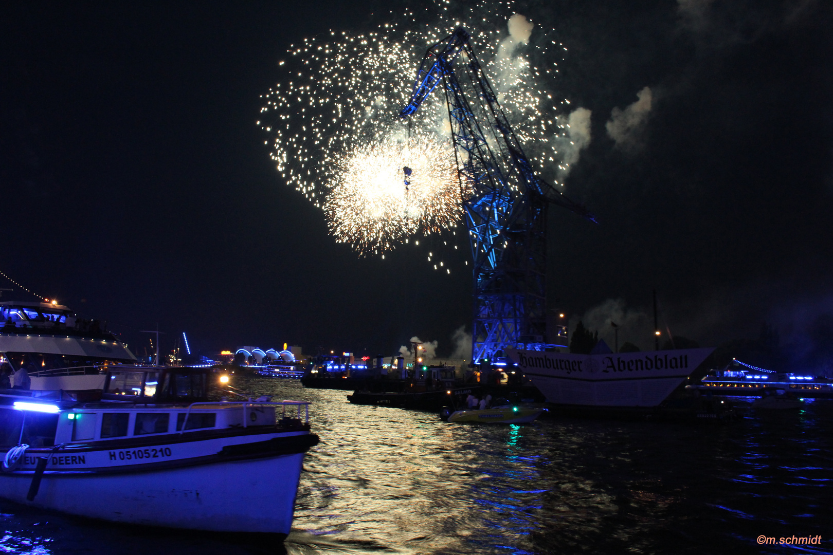 Cruise Days in Hamburg 2014 Feuerwerk Kranschiff