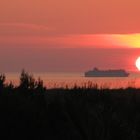 Cruiseliner bei Sonnenaufgang auf dem Weg nach Mahon