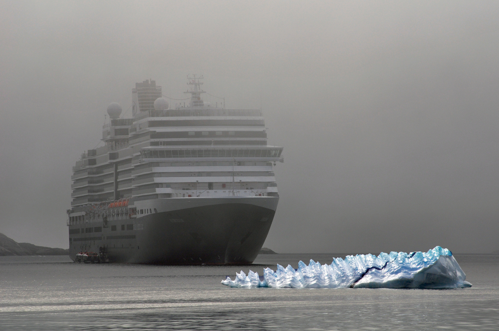 Cruiseship mit Eisberg
