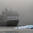 Cruiseship mit Eisberg