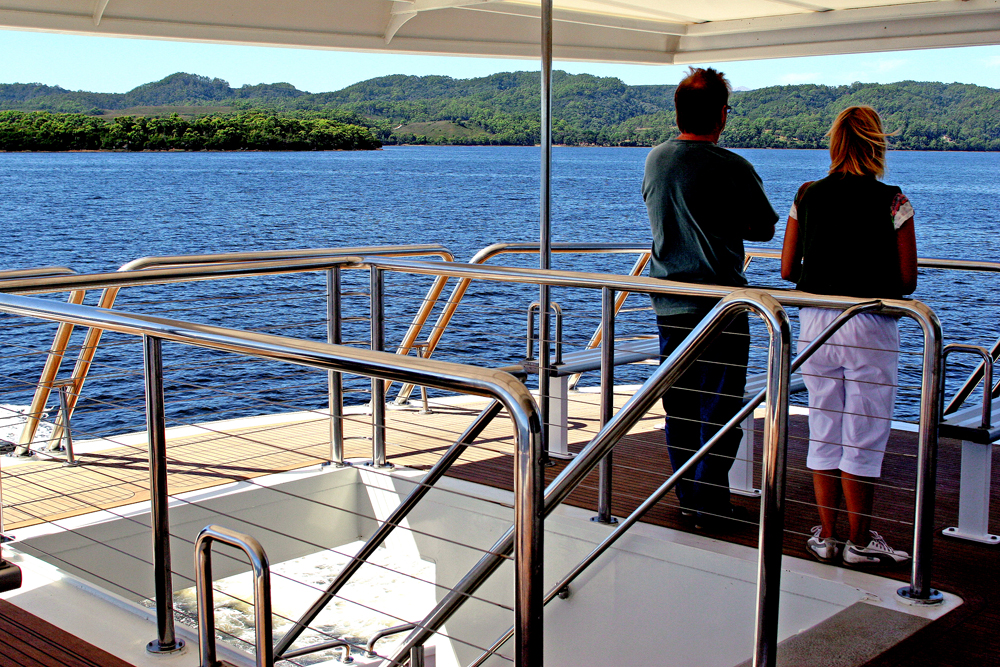 Cruising the Gordon River, Tasmania .