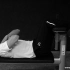 Crunches auf der Trainingsbank