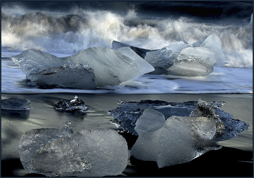 crushing ice - jökulsárlón