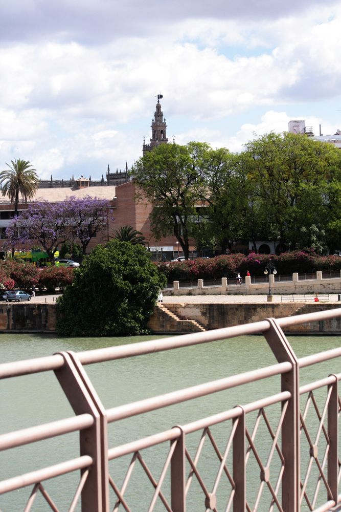 Cruzando el puente hacia Sevilla