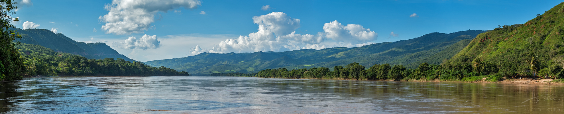 Cruzando el Río Huallaga