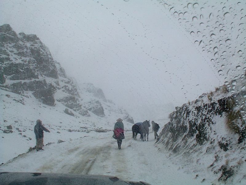 Cruzando la cordillera. Misicuni, Cochabamba